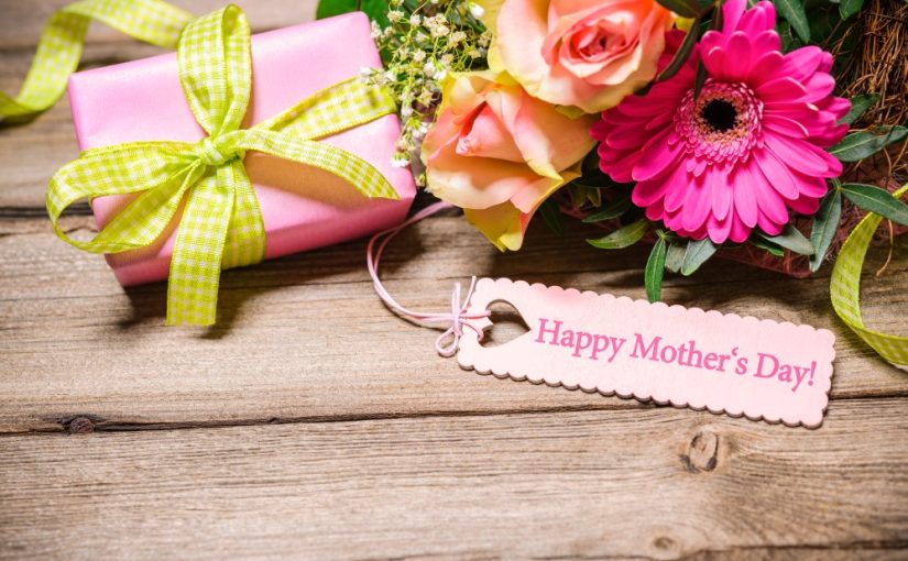 Blomster og gave på mors dag